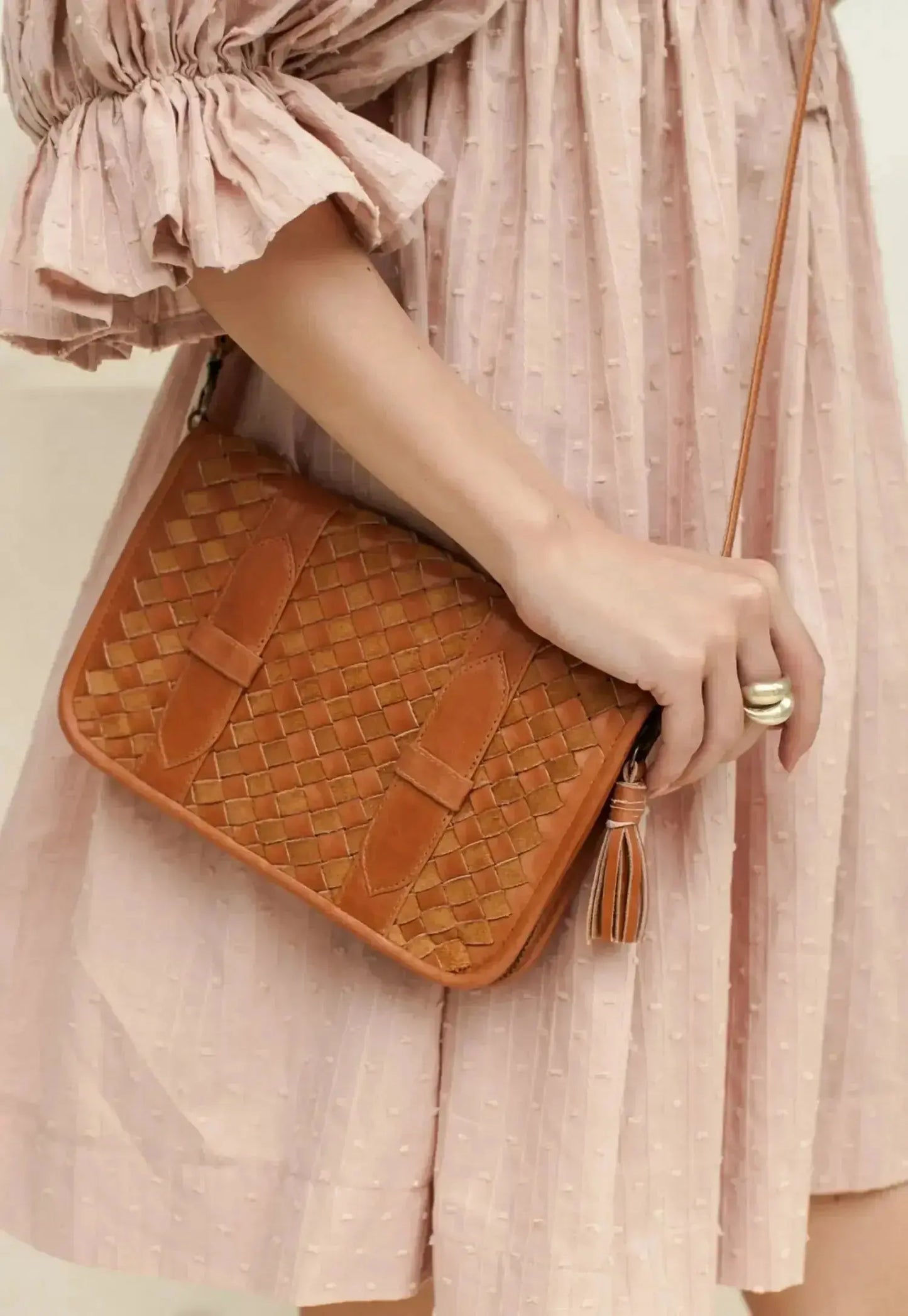 Versatile Leather Weave Clutch with Adjustable Crossbody Strap - Me Chavi - Where Style Blossoms